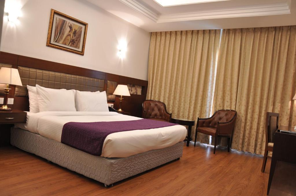 Lilywhite Hotel New Delhi Exteriör bild